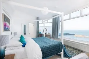 Cove View-Sea view apartment in corner of Cornish paradise - Lower Boscaswell