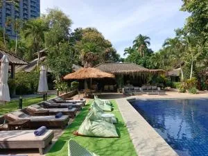 Let's Hyde Pattaya Resort & Villas - Pool Cabanas - Северная Паттайя