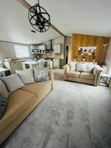 Copse View Lodge with Hot Tub