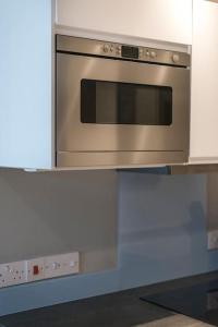 Nelson Crescent East : Modern one bedroom basement apartment in central location