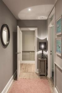 Nelson Crescent East : Modern one bedroom basement apartment in central location