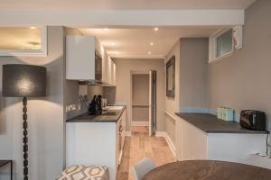 Nelson Crescent East : Modern one bedroom basement apartment in central location