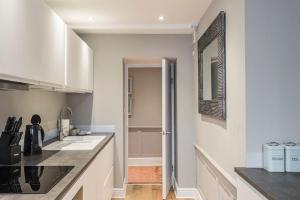 Nelson Crescent East : Modern one bedroom basement apartment in central location