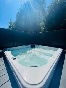 Copse View Lodge with Hot Tub