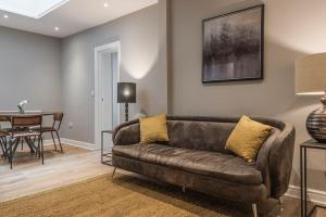 Nelson Crescent West : Modern one bedroom basement apartment in central location