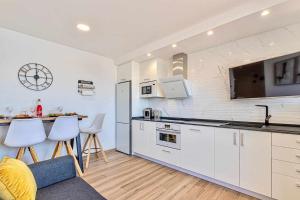 797 Holiday Rentals - Benalbeach- Moderno piso para 5 con vistas al mar