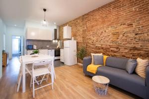 2sic1033 - Bright flat near Sagrada Familia