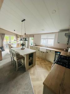 Copse View Lodge with Hot Tub