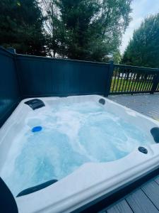 Copse View Lodge with Hot Tub