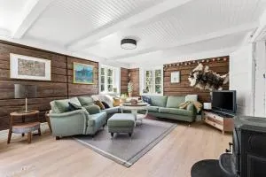 Romantic farmhouse with idyllic garden - Drangedal