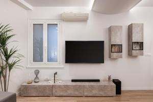 Acropolis Holmes Residence