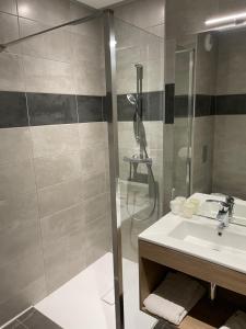 Hotels Logis Jum'Hotel : Chambre Familiale avec Salle de Bains Privative