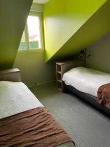 Hotels Logis Jum'Hotel : Chambre Familiale avec Salle de Bains Commune