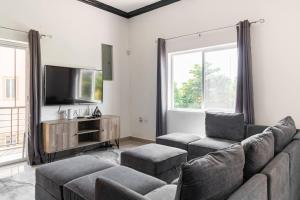 Luxury Living Modern Contemporary Home with Brand New Pool in Manor Park