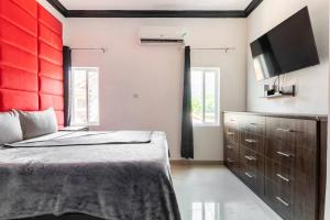 Luxury Living Modern Contemporary Home with Brand New Pool in Manor Park