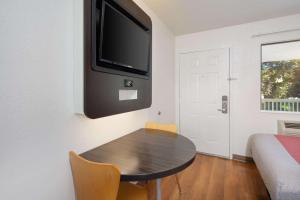 Double Room - Disability Access - Roll In Shower room in Motel 6-Arcadia CA - Los Angeles - Pasadena Area