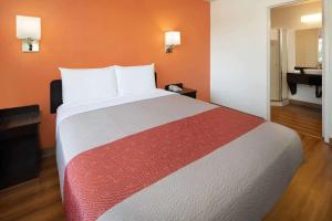 Queen Suite room in Motel 6-Arcadia CA - Los Angeles - Pasadena Area