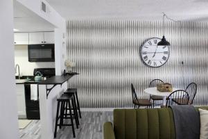 Upgraded Condo Close tothe Tempe Action