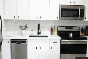 Remodeled Modern Ground Level Apt Blocks to Dwntn - B