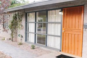 Remodeled Modern Ground Level Apt Blocks to Dwntn - B