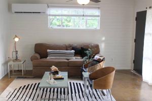 Remodeled Modern Ground Level Apt Blocks to Dwntn - B