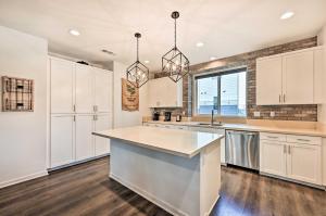 Stunning Oceanside Townhome - Walk to Beach!