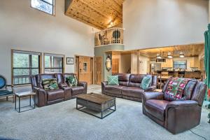 Spacious Pine Mountain Club Cabin w Fire Pit