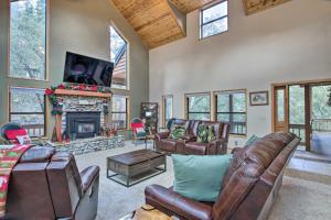 Spacious Pine Mountain Club Cabin w Fire Pit