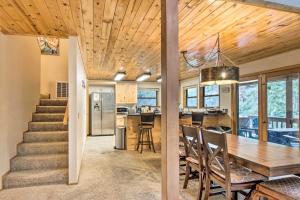 Spacious Pine Mountain Club Cabin with Fire Pit