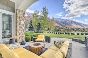 Luxe Sandy Home with Hot Tub 9 Mi to Skiing! - 4hvězdičkové hotely ve městě Sandy