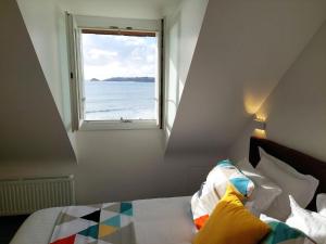 Maisons de vacances 180 panoramic sea view direct beach location Locmaria Plouzan : photos des chambres