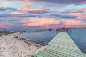 Shipwrecked on Shell Hill 2 Waterfront Houses - Cedar Island