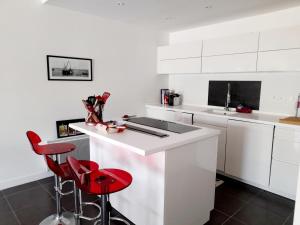 Appartement T3 Contemporain, Proche Plage et Centre, Parking Sécurisé, Wi-Fi - FR-1-319-11