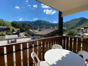 Appartement 2 Pièces avec Terrasse et Parking, Centre Village à La Clusaz, Proche Pistes et Commerces - FR-1-437-96