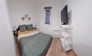 Petite maison cosy dans un jardin.