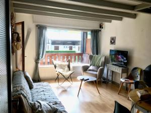 T2 Centre Village - Proximité télécabine - Vue montagne Plein Sud - Terrasse couverte - Balcon - Chambre 1 Lit double en 160 - Salon 1 canapé convertible en 140 - Cuisine séparée