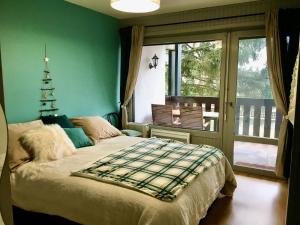 T2 Centre Village - Proximité télécabine - Vue montagne Plein Sud - Terrasse couverte - Balcon - Chambre 1 Lit double en 160 - Salon 1 canapé convertible en 140 - Cuisine séparée