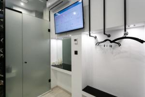 Center -White Tower- 40sqm , Wc & Shower seperate , Gas heating ,Optical fiber,2smart tv, Private entrance,NETFLIX