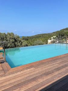 Villa neuve avec grande piscine chauffée vue mer