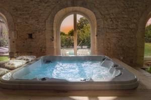 B&B / Chambres d'hotes La Suite Bien-etre, piscine interieure chaufee, sauna & spa prives : photos des chambres