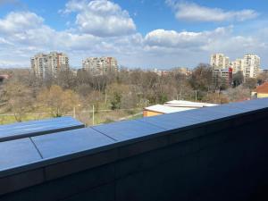 Modern 1BR Apartment with Garden View & Free street parking