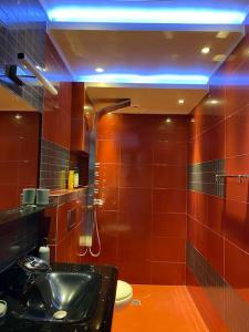 Modern 1BR Apartment with Garden View & Free street parking