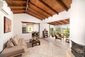 Villa Chrysallis with heated pool