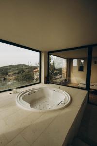 Suite with Spa Bathtub