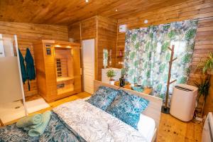 B&B / Chambres d'hotes Au coucher du soleil, chalet avec jacuzzi et sauna : photos des chambres