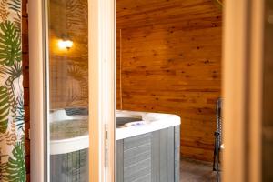 B&B / Chambres d'hotes Au coucher du soleil, chalet avec jacuzzi et sauna : photos des chambres