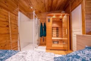 B&B / Chambres d'hotes Au coucher du soleil, chalet avec jacuzzi et sauna : photos des chambres