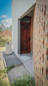 Casa J moderna con amplio jardín en barrio de profesionales