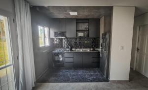 Casa J moderna con amplio jardÃn en barrio de profesionales