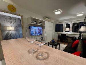 AirCondition Orange 4 metro 65TV fast WiFi Netflix HBO AppleTV